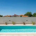 Esire Pola